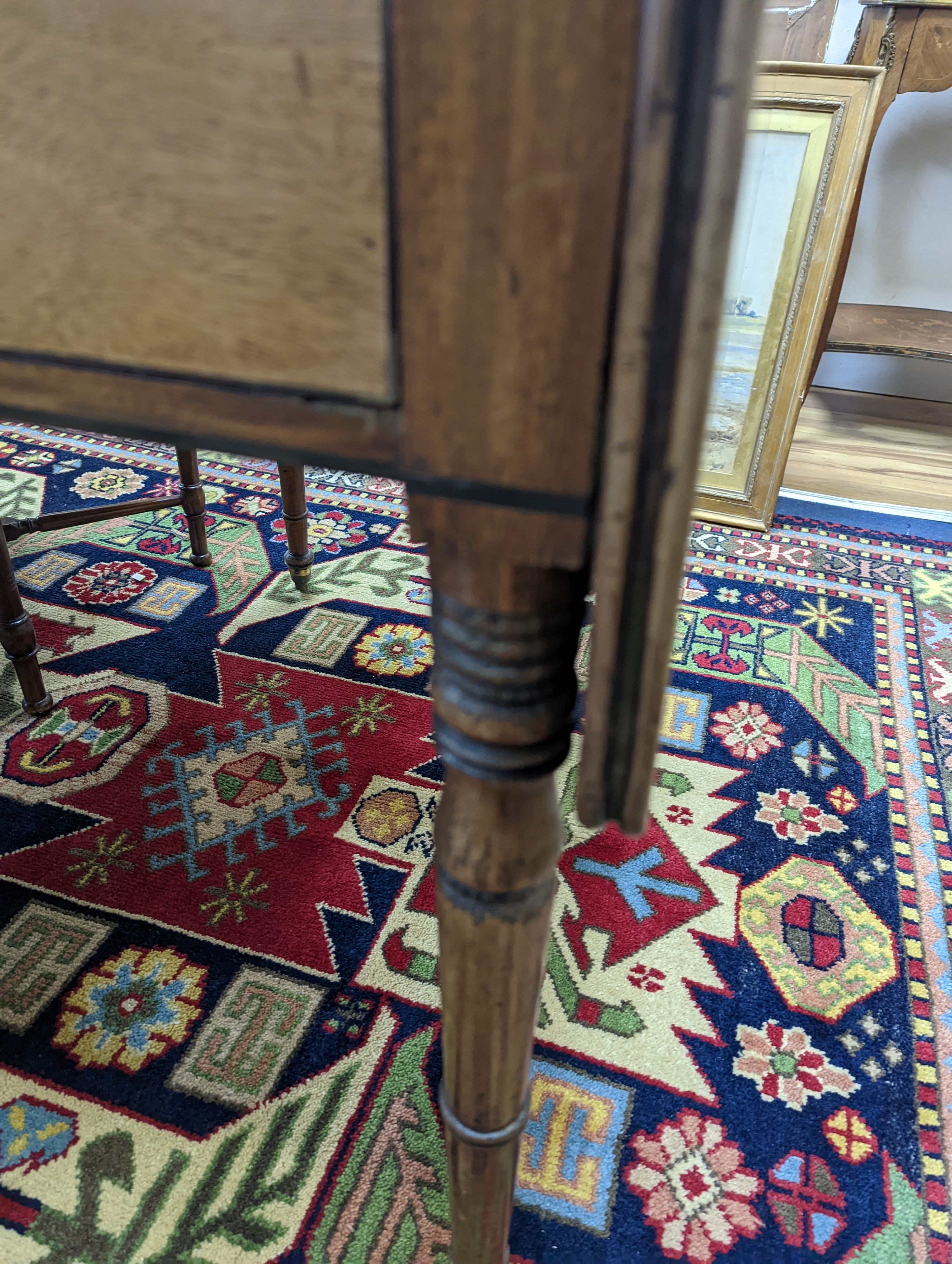 A Regency mahogany Pembroke table, width 84cm, depth 54cm, height 74cm